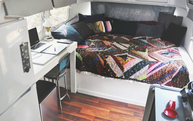 Have you ever fantasized about living in an Airstream? Interested in small space living or minimalism? You'll love this interview! Click through for small space living and decor tips, too!