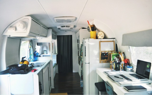 Have you ever fantasized about living in an Airstream? Interested in small space living or minimalism? You'll love this interview! Click through for small space living and decor tips, too!